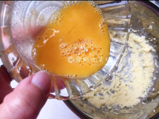 3、冬至美食 奶酪夹心饼干,分三次加入打散的鸡蛋，用打蛋器打发，每一次都要等鸡蛋和黄油充分混合后，才能加下一次，打发完成的黄油，应该是蓬松轻盈的。