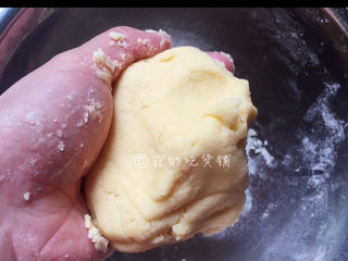 6、冬至美食 奶酪夹心饼干,最后用手揉成一个柔软的面团，放入冰箱冷藏松弛半小时。