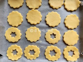 8、冬至美食 奶酪夹心饼干,烤箱预热，170度，8分钟左右（具体的时间、温度，请根据自家烤箱灵活设定），取出后晾凉。