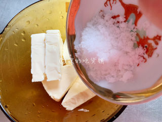 9、冬至美食 奶酪夹心饼干,接着做奶酪夹心，奶油奶酪软化后，加入细砂糖和牛奶，隔水加热或微波炉叮一下，使其溶化。