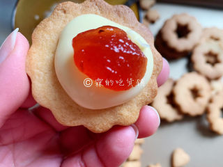 12、冬至美食 奶酪夹心饼干,再在中心位置放上点果酱，再把镂空的那片饼干覆盖上去。