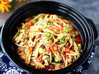 12、肉末烧豆腐皮,麻辣鲜香，色鲜味美，超级下饭。