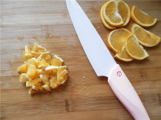 3、橙香费南雪,橙子两头部分去皮，再将果肉切成小块。