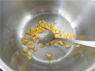 4、橙香费南雪,橙子果肉放厚底小锅里，放一小勺水和1小勺白糖，开小火将果肉炒均匀至无水。