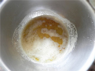 5、橙香费南雪,制作焦化黄油：黄油放进厚底小锅中，开小火加热（用电磁炉开第2档500W），化成液体后持续加热直至变成焦黄色关火。