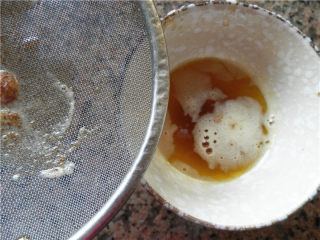 6、橙香费南雪,过滤黄油中的杂质。