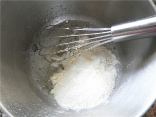 8、橙香费南雪,筛入低筋面粉和杏仁粉，搅拌成面糊状。