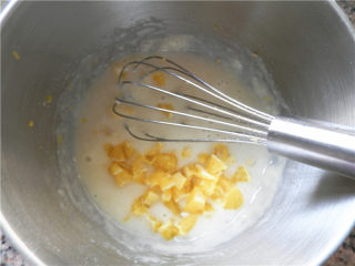 9、橙香费南雪,橙香果粒倒入面糊中，搅拌均匀。