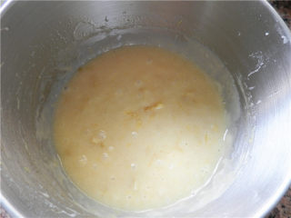 11、橙香费南雪,用刮刀轻轻切拌面糊均匀，用保鲜膜封起冷藏30分钟。