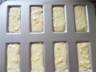 13、橙香费南雪,将面糊倒入学厨费南雪模具里8分满，轻震气泡。