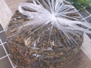 1、梅干菜烧饼,这是奶奶做的梅干菜,给我留着的,自己做的梅干菜最好吃,用来做扣肉或者焖肉都是超好吃。今天用它做小零食梅干菜烧饼,有口福咯。