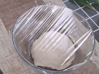 5、梅干菜烧饼,揉好的面团盖上保鲜膜,放下温暖的地方,等它发酵至两倍大。