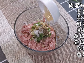 6、梅干菜烧饼,面团发酵的时间刚好我们来调一下内馅,肉馅的味道我是根据自己的口味调的,但是我觉得真的好吃,你也可以按照自己的习惯来调。