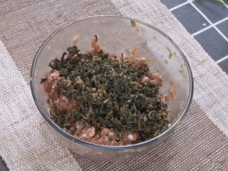 7、梅干菜烧饼,调好的肉馅中加入提前泡好的梅干菜,梅干菜一般都是有咸味的,所以可以提前多泡泡,洗一洗就会没什么咸味了。