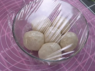 11、梅干菜烧饼,再包上保鲜膜醒发松弛20分钟