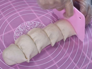 9、梅干菜烧饼,揉面排气后的面团给它搓成长条,然后分成6等份的小剂子,然后团成圆形