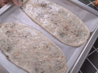 15、梅干菜烧饼,接下来就是最后一步了,烤它。烤箱提前预热,上下火200度烤20分钟就好了。烤的过程中就能闻到浓浓的香味,太有食欲了