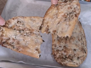 17、梅干菜烧饼,掰一个看看,超级酥脆,出炉后放凉就会变得脆脆的,一个根本不够吃。