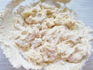 2、火腿彩蔬披萨,分次加入水，用筷子挑拌成絮状。