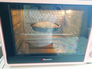 12、火腿彩蔬披萨,上下管200度烤20分钟。