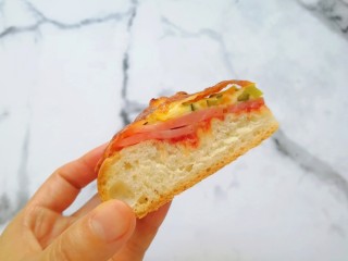 17、火腿彩蔬披萨,看看切面，食欲大增。