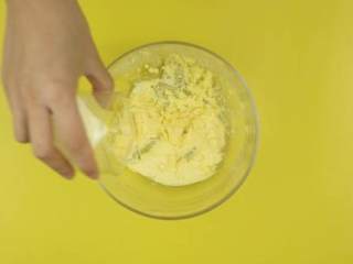 1、蔓越莓奶香小酥饼,软化的无盐黄油50g加入细砂糖40g，打发至颜色变浅，再加入特贝优全脂奶粉15g，打发至体积蓬松