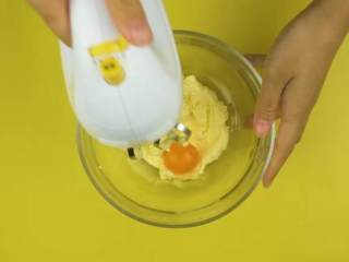 2、蔓越莓奶香小酥饼,分两次加入蛋黄2个搅打均匀