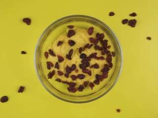 3、蔓越莓奶香小酥饼,筛入低筋面粉123g拌匀，再加入蔓越莓干碎揉匀