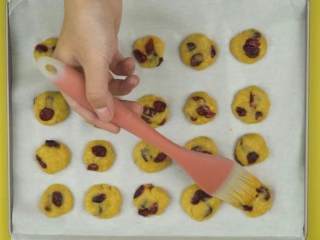 5、蔓越莓奶香小酥饼,蛋黄1个加入清水5ml打散，将蛋黄液刷在饼坯上