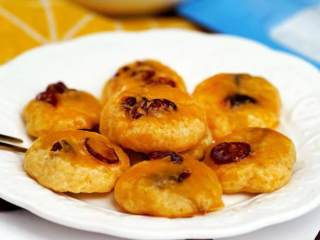 6、蔓越莓奶香小酥饼,放入预热好180°C的烤箱烤约16分钟至表面金黄，取出晾凉即可享用