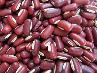 1、茯苓莲子羹,赤小豆洗净，水泡2小时