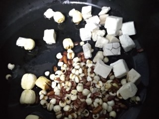 5、茯苓莲子羹,食材倒入锅中。