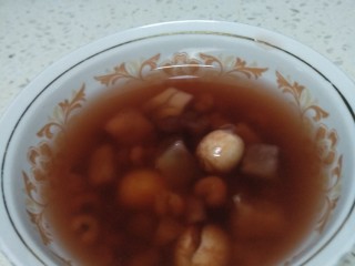 8、茯苓莲子羹,盛出即可。