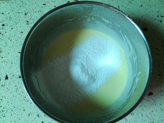 5、轻乳酪蛋糕,筛入低筋面粉。