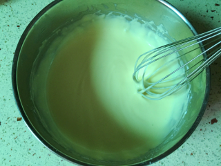 6、轻乳酪蛋糕,搅拌均匀,顺滑细腻。