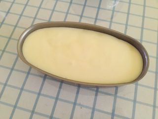 11、轻乳酪蛋糕,在桌面轻轻震几下,震出气泡。