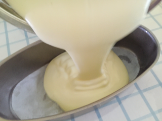 10、轻乳酪蛋糕,将乳酪芝士糊缓缓倒入模具。