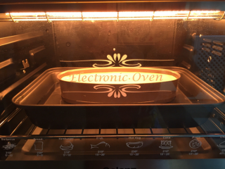 12、轻乳酪蛋糕,放入烤箱中下层,最下面放盆热水,这就是水浴烤法。170度20分钟,大概15分钟后表面就差不多上色了,可加盖锡纸防止顶部开裂或颜色过深,再140度烤40分钟,烤好后不要马上取出来,在烤箱里面再焖30分钟。