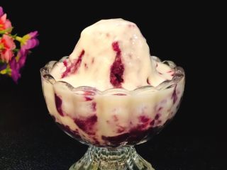 8、紫薯酸奶杯,淋入酸奶即可