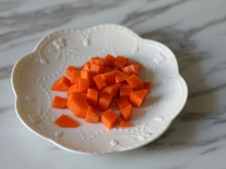 1、网红胡萝卜奶香网格蛋饼,胡萝卜洗净去皮后切丁。