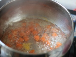 2、网红胡萝卜奶香网格蛋饼,胡萝卜丁放入沸水中焯一下，大概2.3分钟即可。