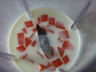 3、网红胡萝卜奶香网格蛋饼,焯好的胡萝卜和配方奶一起放入料理机，搅打成胡萝卜奶糊。