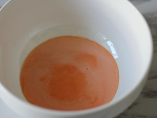 4、网红胡萝卜奶香网格蛋饼,打好的胡萝卜奶糊放入大碗中。