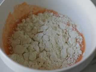 5、网红胡萝卜奶香网格蛋饼,筛入低筋面粉。