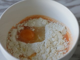 6、网红胡萝卜奶香网格蛋饼,磕入鸡蛋。