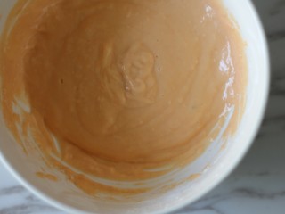 7、网红胡萝卜奶香网格蛋饼,搅拌成顺滑浓稠但有一定流动性的面糊。