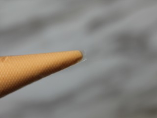 9、网红胡萝卜奶香网格蛋饼,裱花袋前端剪一个小口。