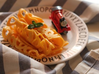 11、网红胡萝卜奶香网格蛋饼,香气扑鼻的蛋饼就做好了。