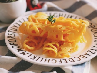 12、网红胡萝卜奶香网格蛋饼,你家的宝贝一次能吃几个呢～