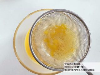 1、宝宝辅食:芋头蛋卷-好好吃早餐,元气满满地开始一天吧!10M+,用蛋抽或筷子把鸡蛋打散,然后用过滤网过滤,这样最后成品蛋皮会更加细腻光滑哈。